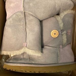Woman’s Uggs size 8